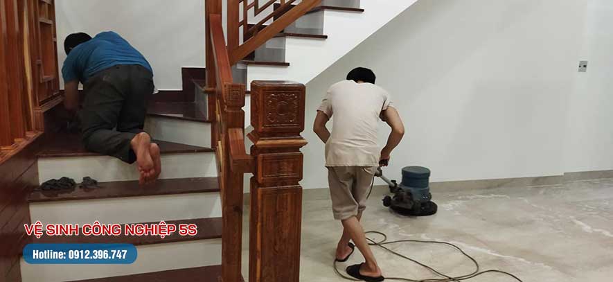 Vệ sinh cầu thang, sàn nhà ở