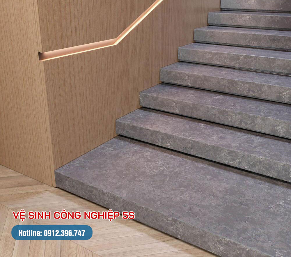 Thảm cầu thang được vệ sinh sạch sẽ, giúp không gian nội thất thêm sang trọng