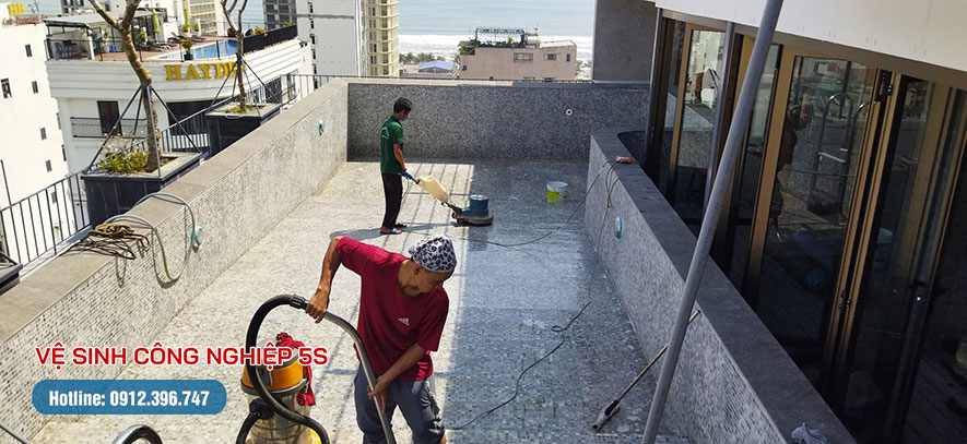 Vệ sinh ban công nhà sau xây dựng