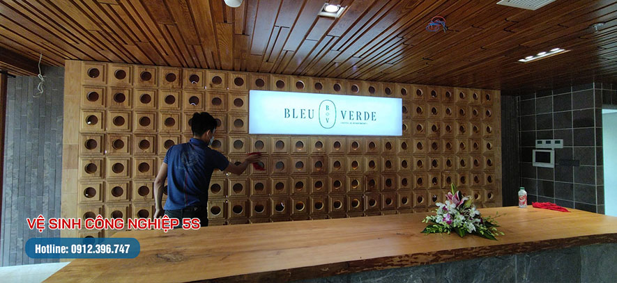 Làm sạch bụi bám trên tường hoặc những chi tiết khó vệ sinh