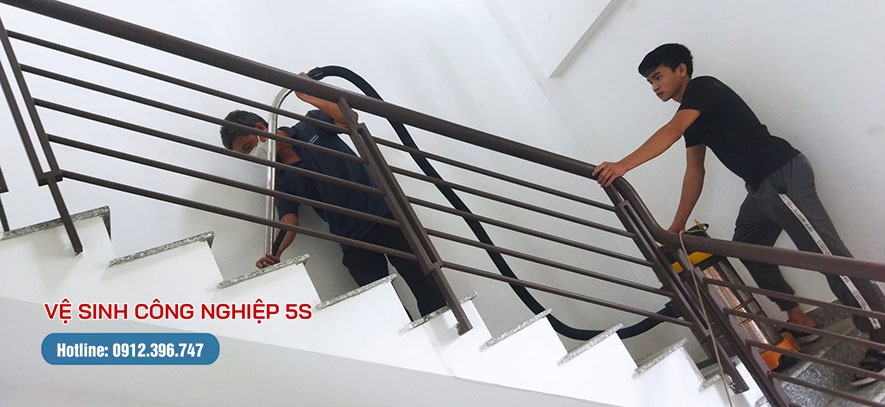 Làm sạch cầu thang bằng máy hút bụi hút nước