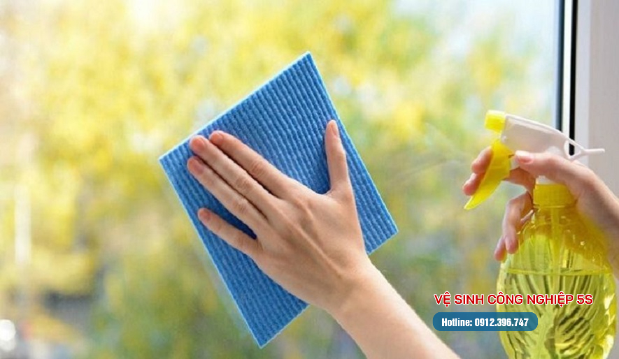Cách làm sạch kính bị mờ hiệu quả và nhanh chóng nhất
