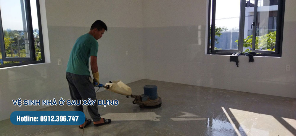 Công đoạn chà sàn vệ sinh lại mặt sàn đá sau khi mài