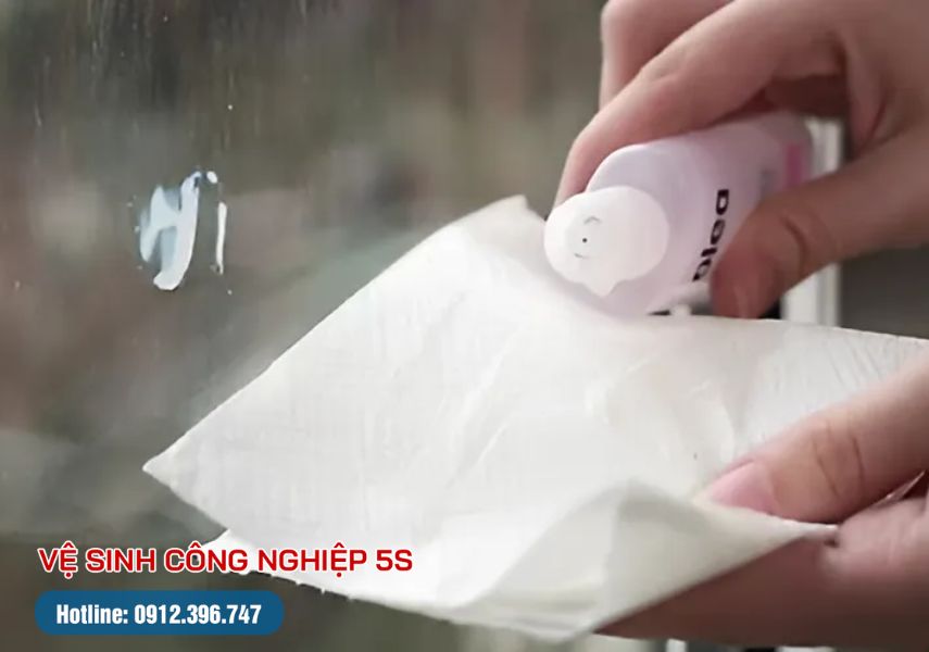 Tẩy sơn trên kính cường lực cực kỳ hiệu quả mà không phải ai cũng biết