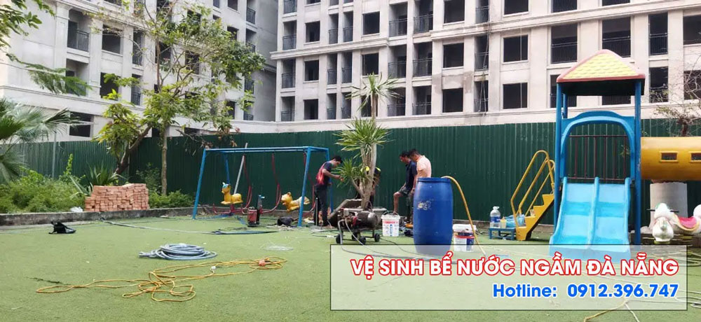 Nhân viên 5S đang thau rửa bể nước ngầm cho chung cư