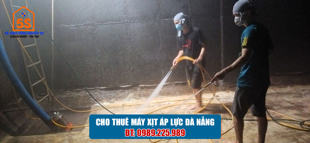 Máy xịt áp lực được sử dụng trong vệ sinh công nghiệp