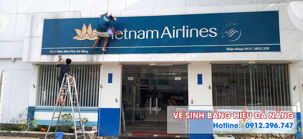 Vệ sinh làu chùi bảng hiệu cho văn phòng Vietnam Airlines Đà Nẵng