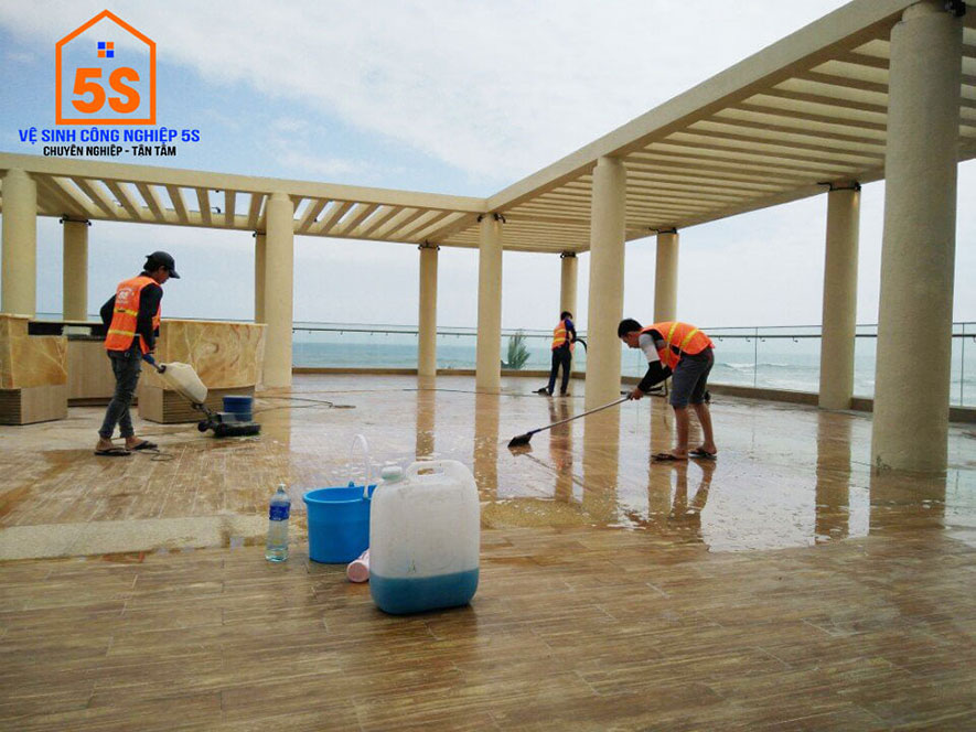 Làm sạch sàn nhà mới xây dựng