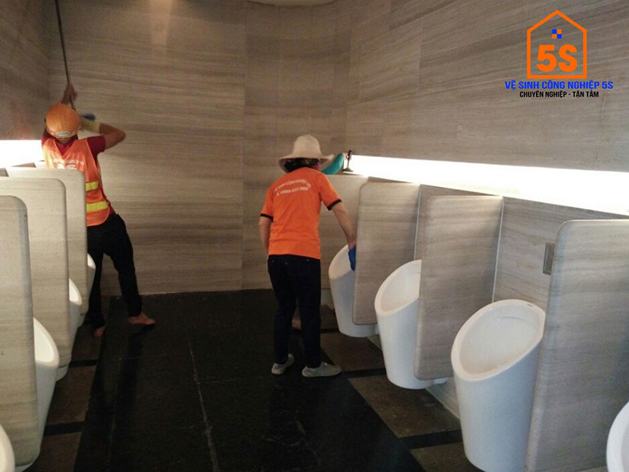 Làm sạch đẹp khu vệ sinh côn trình
