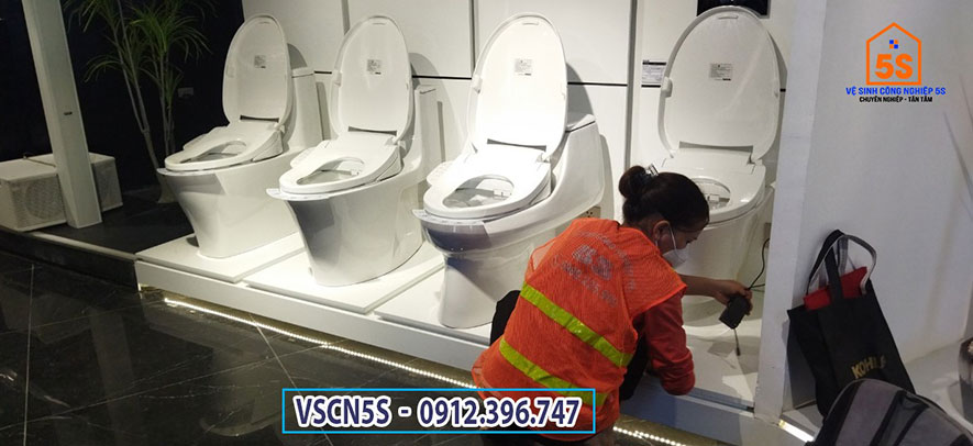 Vệ sinh khu vệ sinh cho công trình sau xây dựng