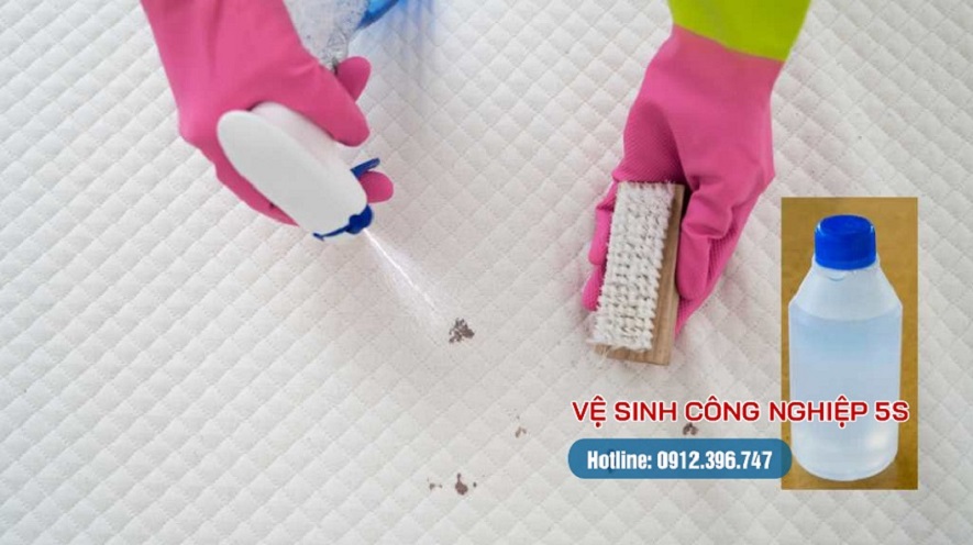 Cách tẩy vết máu trên nệm nhanh chóng và hiệu quả