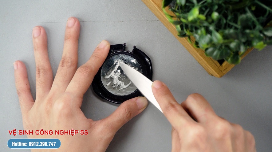 Cách tẩy vết băng dính trên nhựa cực nhanh chóng và hiệu quả