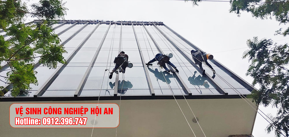 vệ sinh lau kính tòa nhà tại Hội An