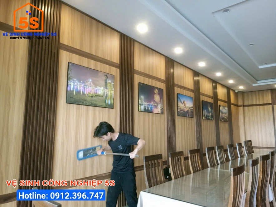 Lau, làm sạch bụi tường