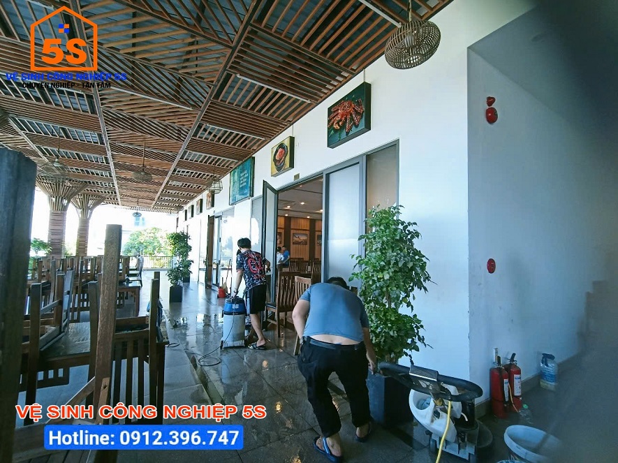 Tổng vệ sinh sàn khu vực trước và trong nhà hàng